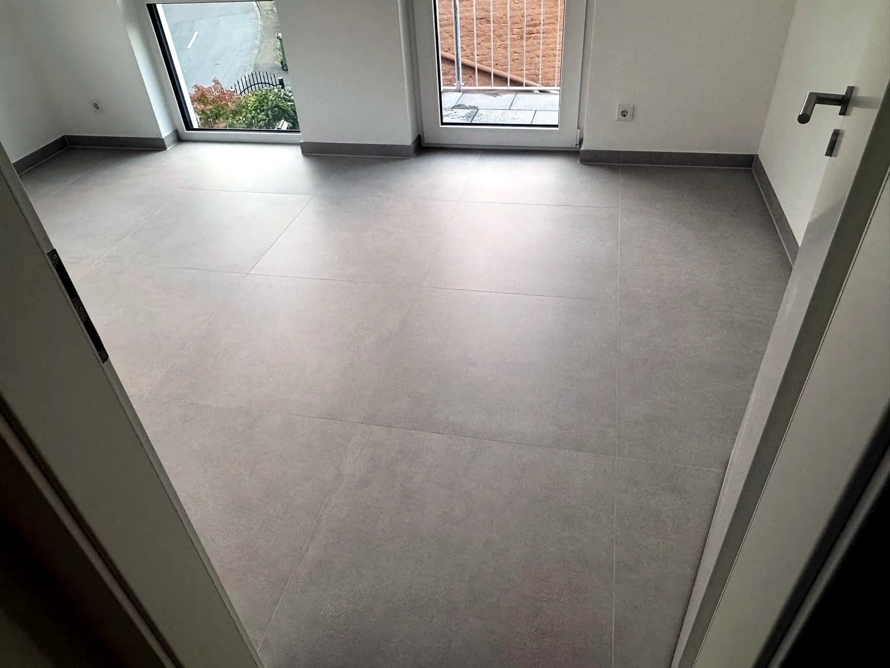 Fertig verlegte Großformatfliesen im Wohnbereich