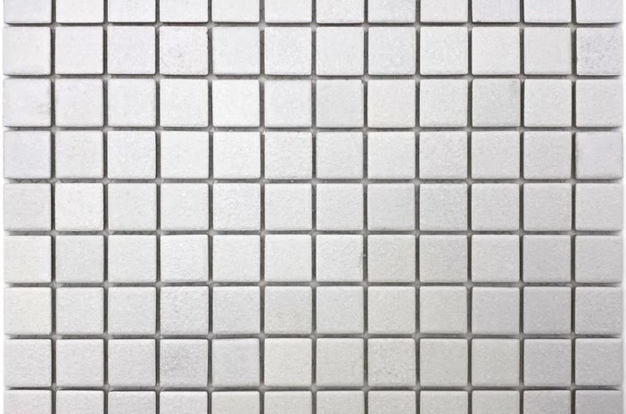 Weiße quadratische Mosaikfliesen mit gleichmäßigem Fugenbild